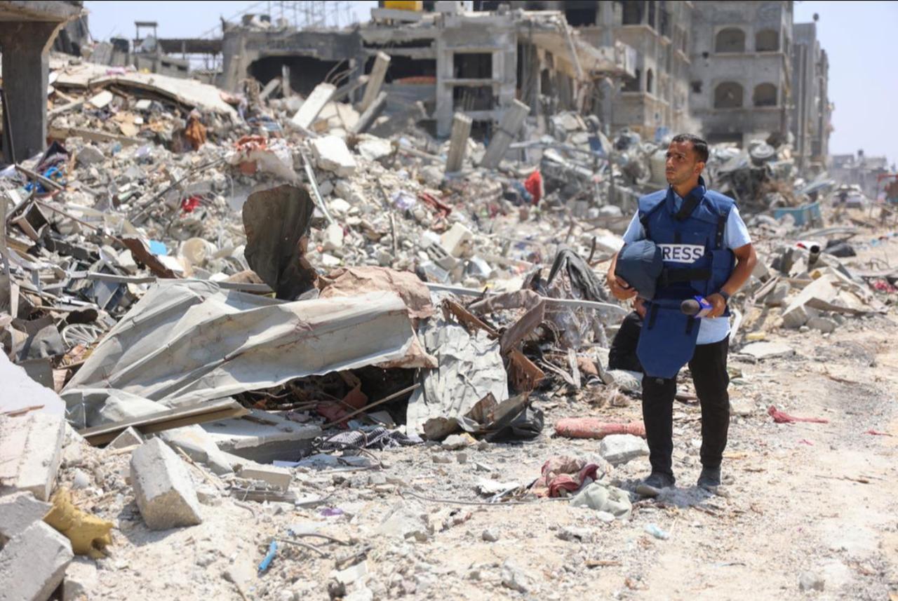 Al-Jazeera correspondent Anas al-Sharif reports near the Arab Ahli (Baptist) Hospital in Gaza City on October 10, 2024. Qatari broadcaster Al Jazeera said on August 11, 2025. ( AFP Photo)