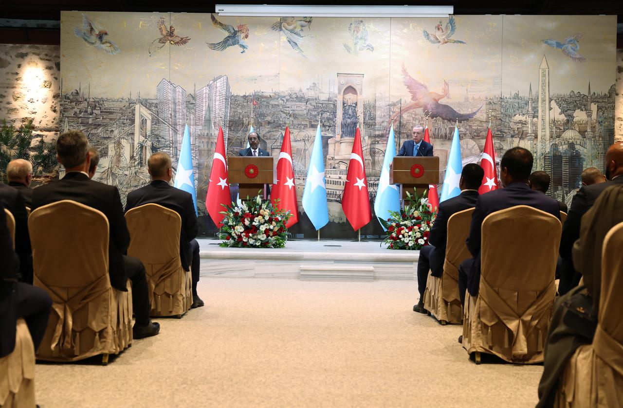 Turkish President Recep Tayyip Erdogan (R) and Somali President Hassan Sheikh Mohamud (L) hold a joint press conference following their meeting at Dolmabahce Presidential Office in Istanbul, Türkiye on Dec. 30, 2025. (Turkish Presidency / AA Photo)