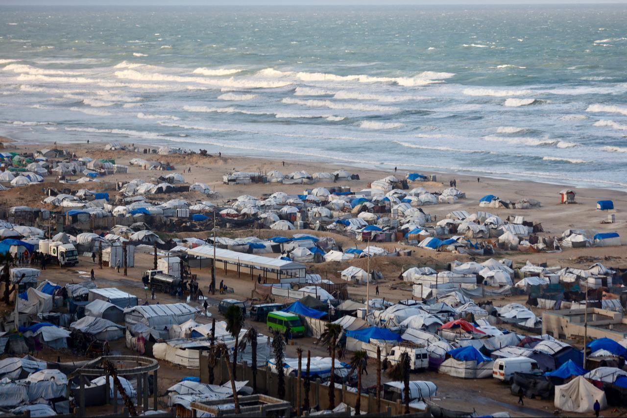The tents of displaced Palestinians, which shelter them from the harsh winter conditions, are set up along the seafront in Gaza City, Dec. 28, 2025. (AFP Photo)