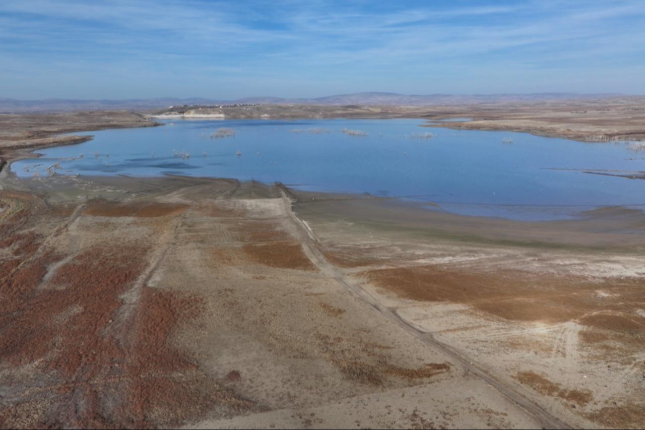 Severe drought and failing dam levels put Ankara's water supply under close monitoring by city officials.(AA Photo)