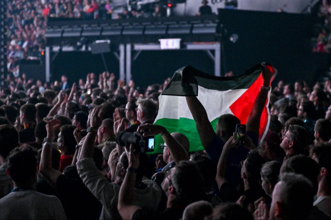 A pro-Palestinian activist raises a Palestinian flag while Israeli singer Yuval Raphael, representing Israel with the song New Day Will Rise , performs during the dress rehearsal for the final of the Eurovision Song Contest 2025 at the St. Jakobshalle arena in Basel, May 16, 2025. (AFP Photo)