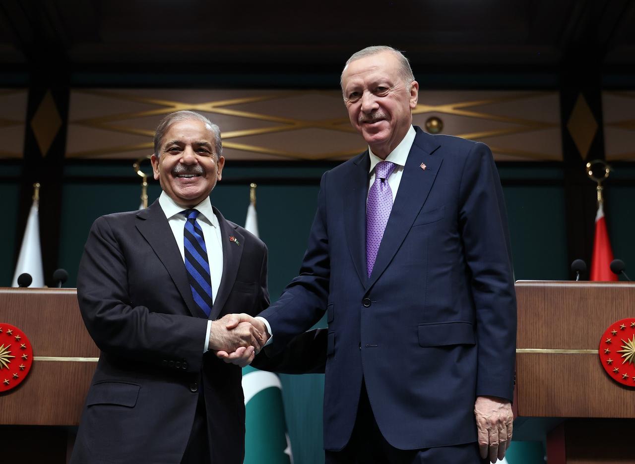 President Recep Tayyip Erdogan and Pakistani Prime Minister Shehbaz Sharif hold a joint press conference after their meeting at the Presidential Complex in Ankara, Türkiye on April 22, 2025. (AA Photo)