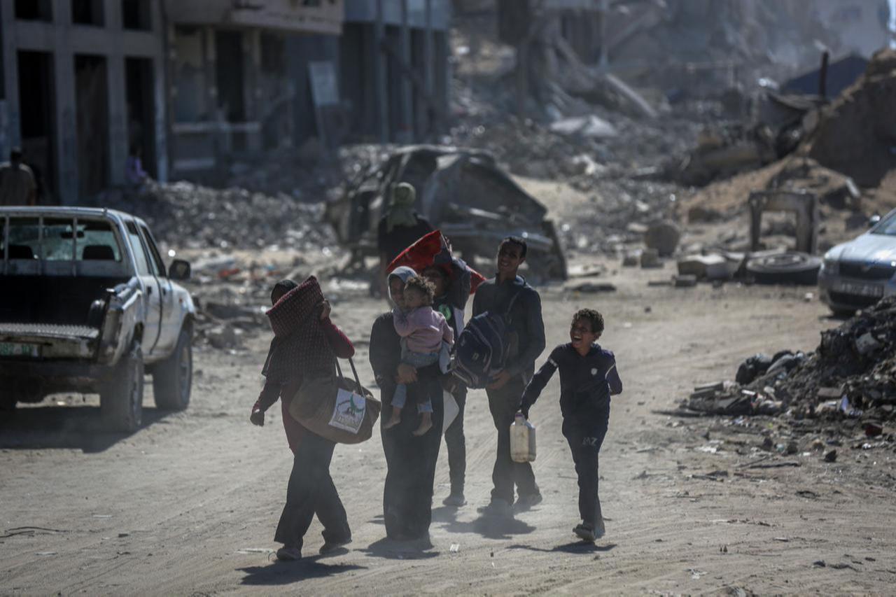 Palestinians continue to return from southern to northern Gaza on the third day of the ceasefire, moving north along Al-Rashid Street with whatever belongings they managed to carry, Oct. 12, 2025. (AA Photo)