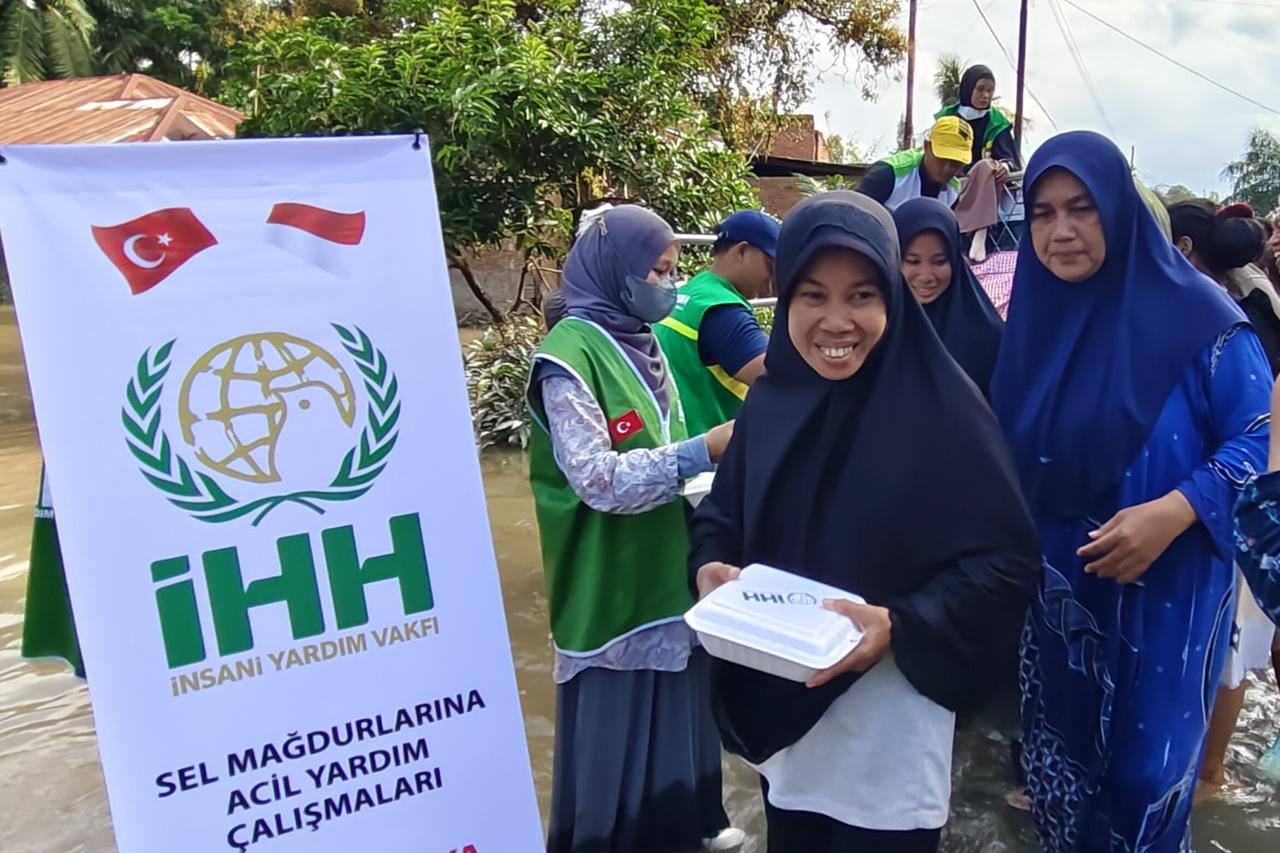 Türkiye's IHH provides food, hot meals to Indonesia's flood victims