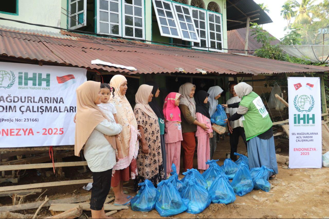 The Humanitarian Relief Foundation (IHH) has provided food assistance to 500 families affected by flooding in Indonesia and distributed hot meals to an additional 500 people, according to Anadolu Agency, on December 3, 2025. (AA Photo)