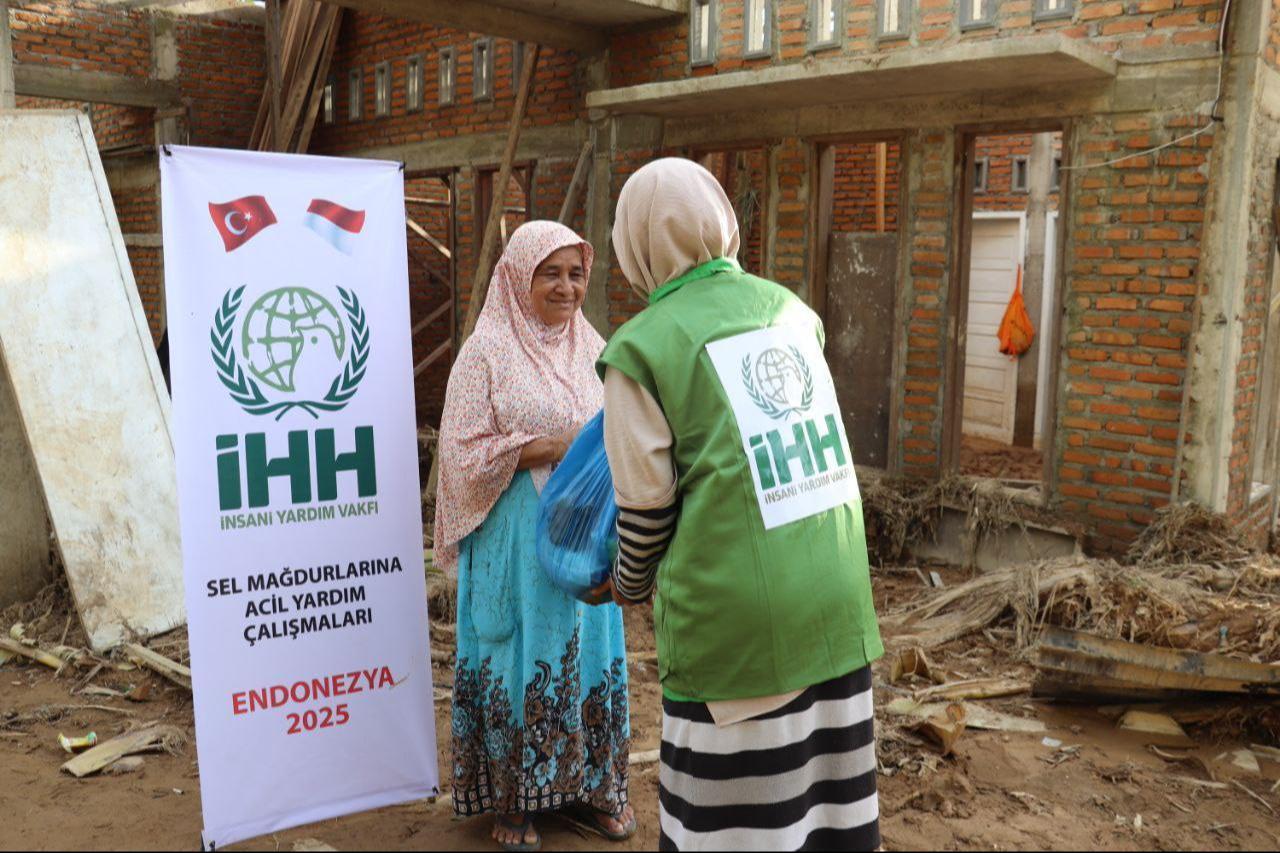 The Humanitarian Relief Foundation (IHH) has provided food assistance to 500 families affected by flooding in Indonesia and distributed hot meals to an additional 500 people, according to Anadolu Agency, on December 3, 2025. (AA Photo)