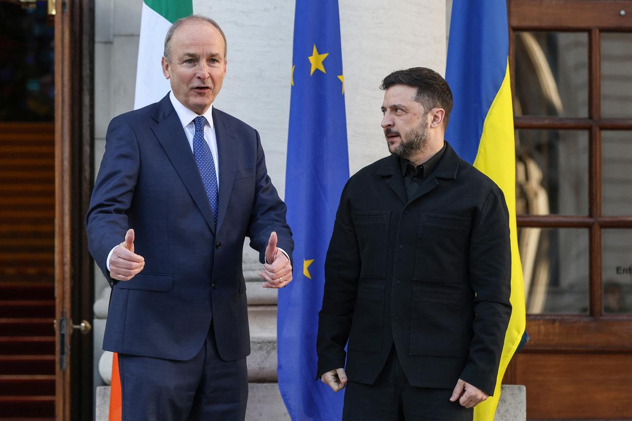Ukraine's President Volodymyr Zelensky (R) looks at Ireland's Prime Minister Micheal Martin (L) during their meeting at the government buildings in Dublin on December 2, 2025. (AFP Photo)