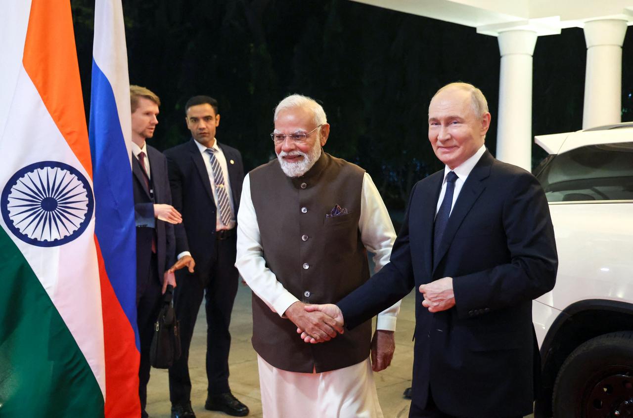 Russia's President Vladimir Putin (R) and Indian Prime Minister Narendra Modi (L) shake hands prior to an informal dinner at Modi's residence in New Delhi, December 4, 2025. (AFP Photo)