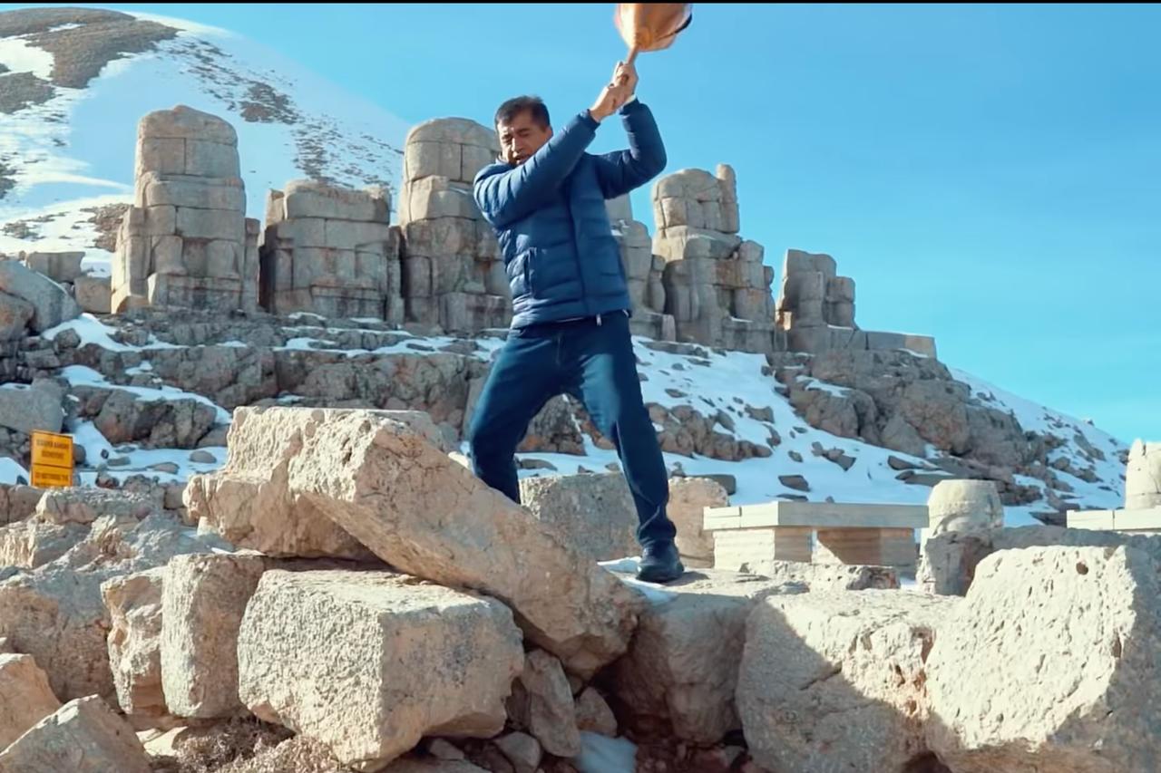 Turkish singer faces investigation for breaking instrument on UNESCO site at Nemrut