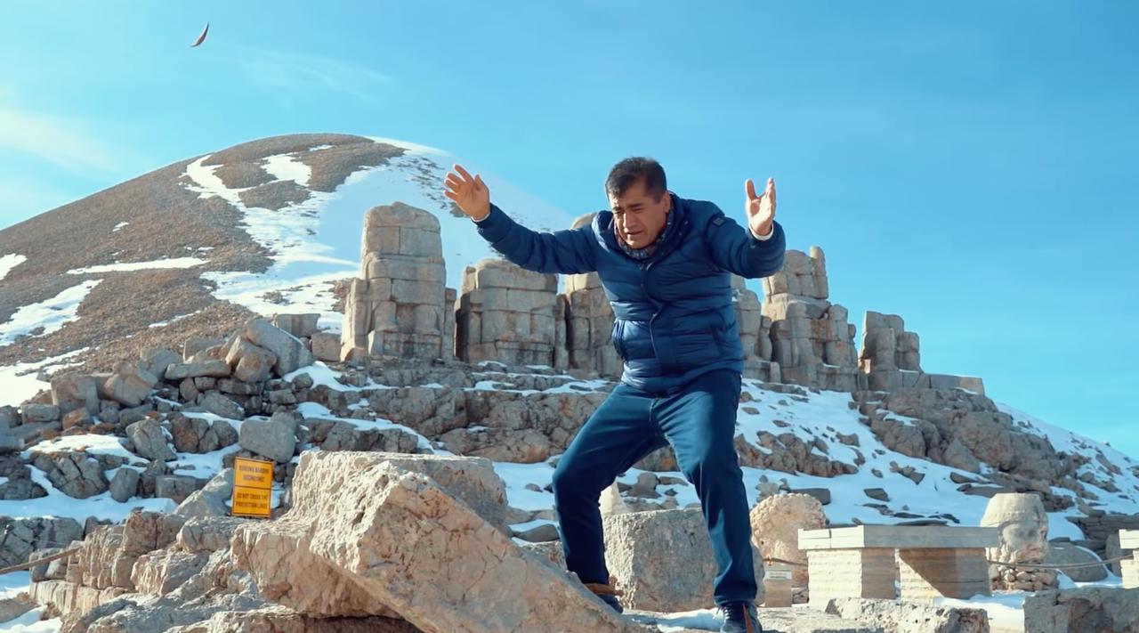 Turkish singer Aydin Aydin gestures after smashing his saz on the archaeological remains at Mount Nemrut, Adiyaman, Türkiye, November 21, 2025. (Photo via YouTube)