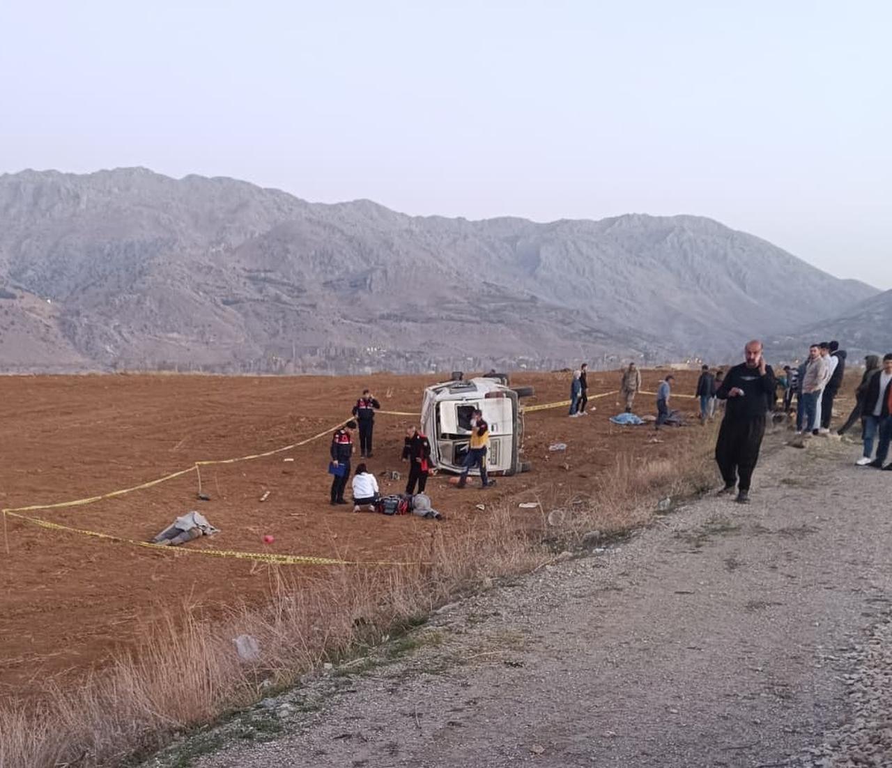 Emergency teams respond after a vehicle transporting agricultural workers overturned in Kahramanmaras, Türkiye. (IHA Photo)
