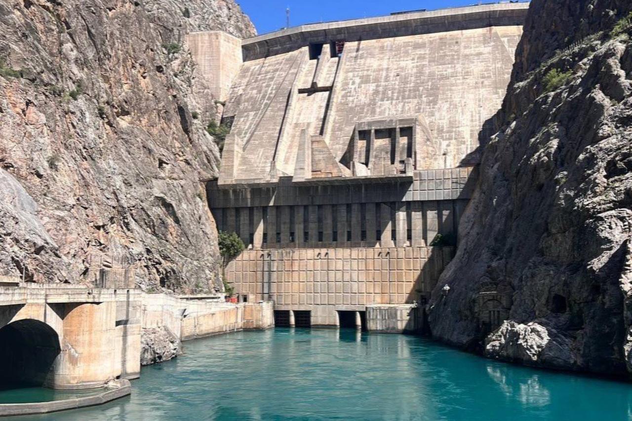 The image shows the Toktogul Dam and Reservoir located on the Naryn River in Kyrgyzstan. (Photo via economist.kg)