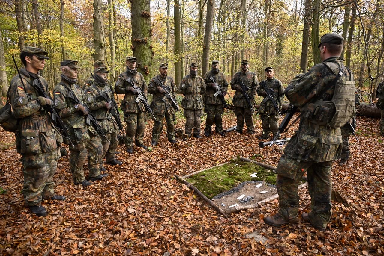 Recruits take part in a tank-destruction training exercise at the Westfalen-Kaserne barracks of the German armed forces (Bundeswehr) in Ahlen, western Germany, during a media event showcasing basic training for new soldiers. November 13, 2025. (AFP Photo)