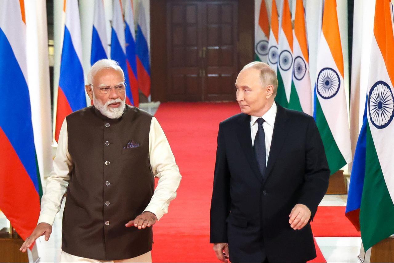 Russian President Vladimir Putin and Indian Prime Minister Narendra Modi walk prior to an informal dinner at Modis residence in New Delhi, India on Dec. 4, 2025. (AFP Photo)