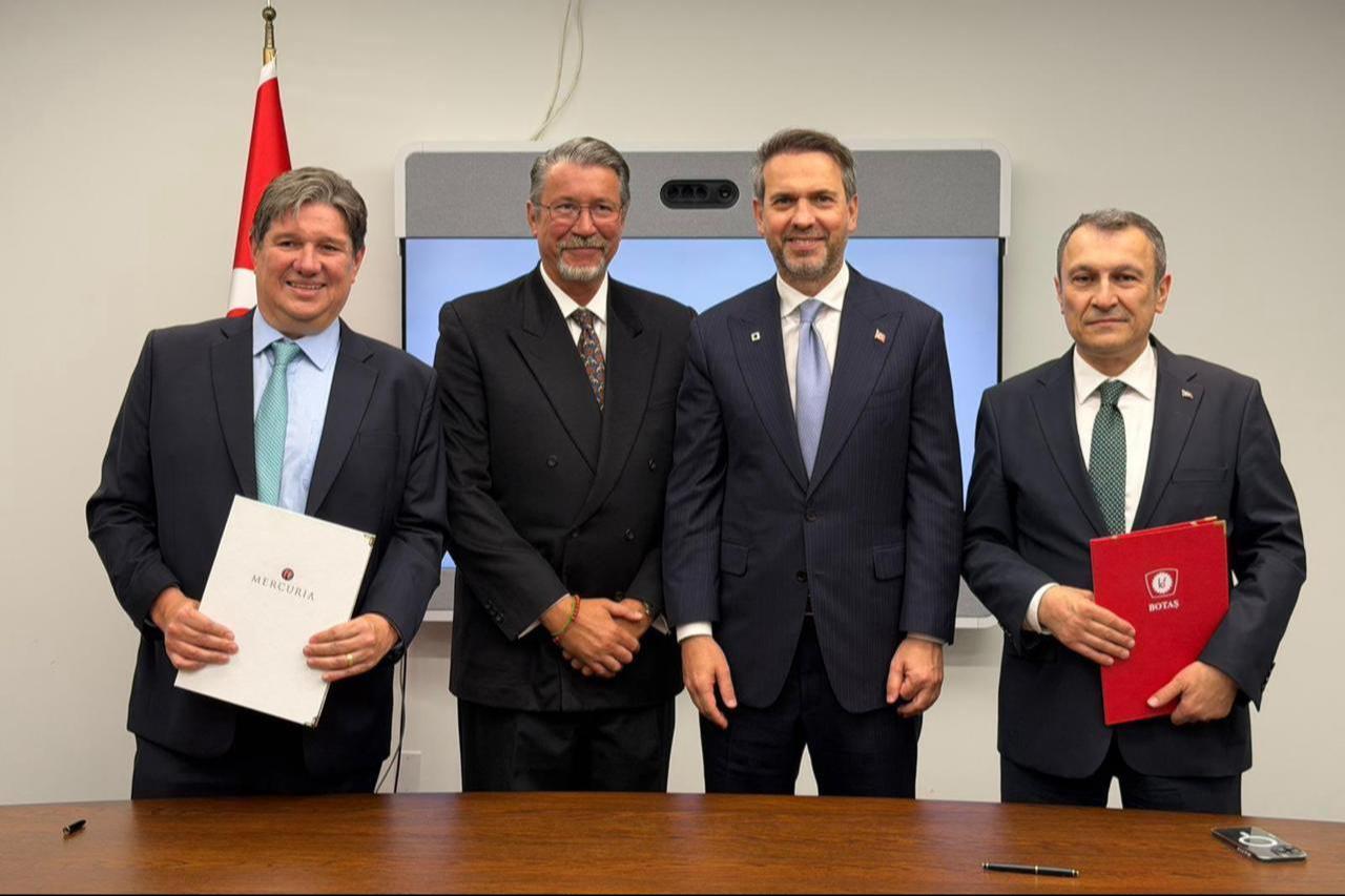 Türkiyes Energy Minister Alparslan Bayraktar (second from right) with officials from state-run BOTAS and U.S.-based Mercuria after signing a 20-year LNG supply agreement in New York, US, September 24, 2025. (Photo via X/@aBayraktar1)
