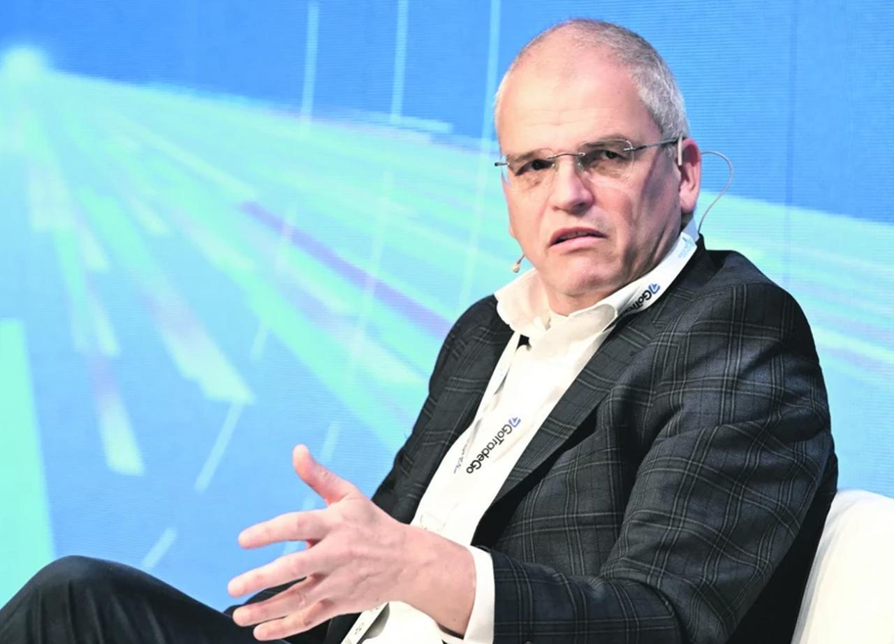 British economist Timothy Ash speaks during the Transforming Leadership Summit held in Sakarya, Türkiye, October 12, 2025. (Photo via X)