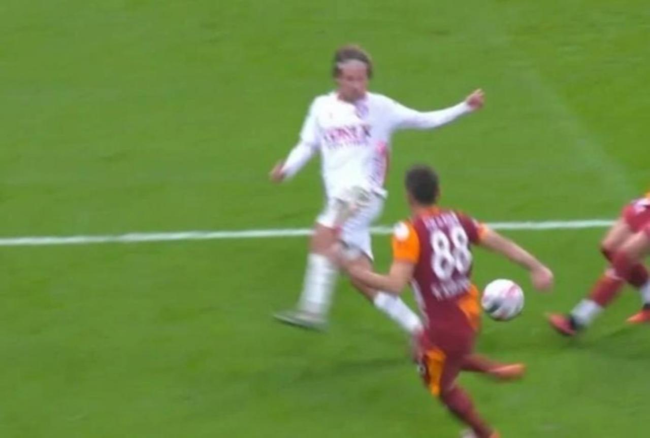 Samsunspor players appeal for a penalty after the ball strikes the arm of Galatasaray’s Kazımcan Karataş during stoppage time of their Week 15 Super Lig clash in Istanbul, Türkiye, December 5, 2025. (Photo via X)