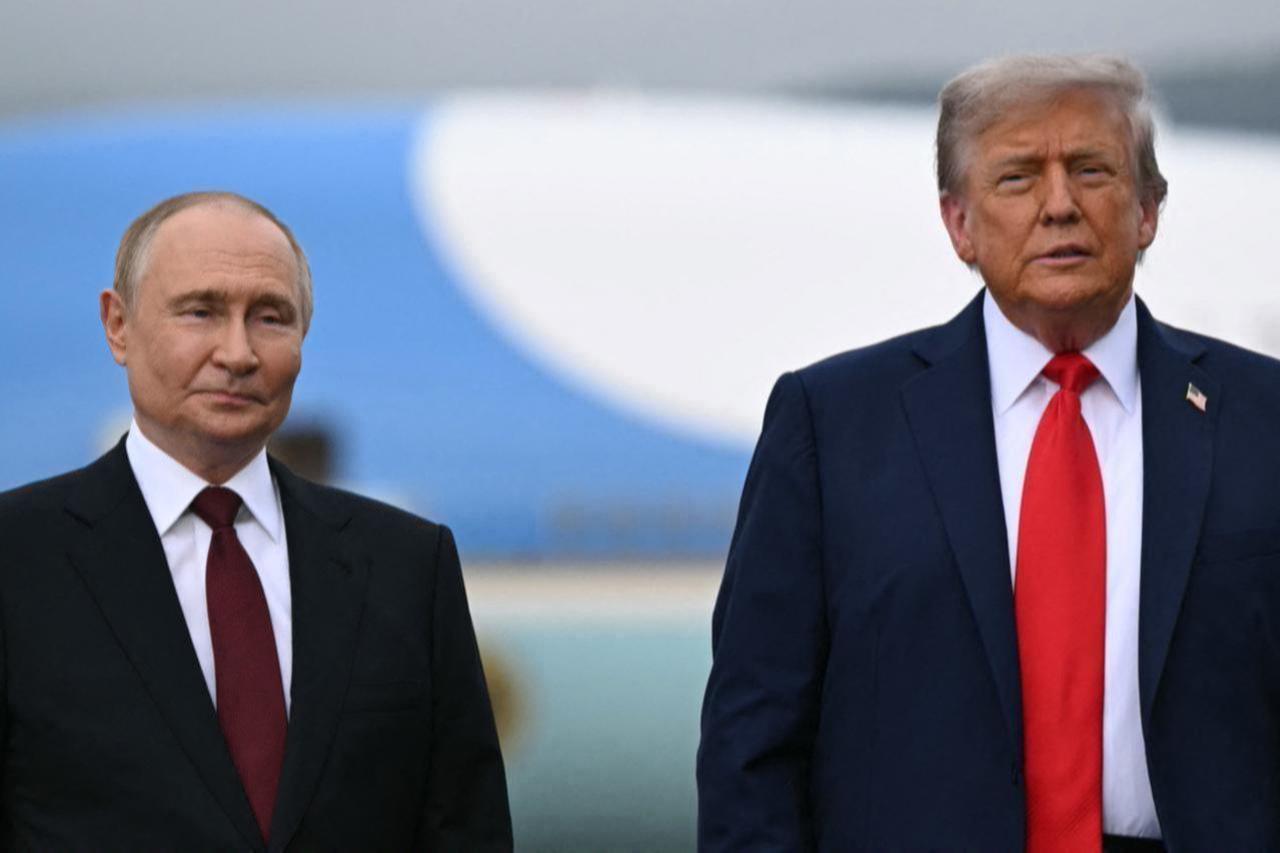U.S. President Donald Trump (R) and Russian President Vladimir Putin pose on a podium on the tarmac after arrival at Joint Base Elmendorf-Richardson in Anchorage, Alaska, Aug. 15, 2025. (AFP Photo)