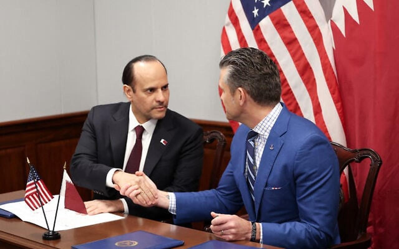 US Defense Secretary Pete Hegseth (R) and Qatari Defense Minister Sheikh Saoud bin Abdulrahman Al Thani shake hands after signing a letter of acceptance to establish a Qatari Emiri Air Force training facility at the Mountain Home Air Force Base in Idaho, at the Pentagon in Arlington, Virginia, on Oct. 10, 2025. (AFP Photos)