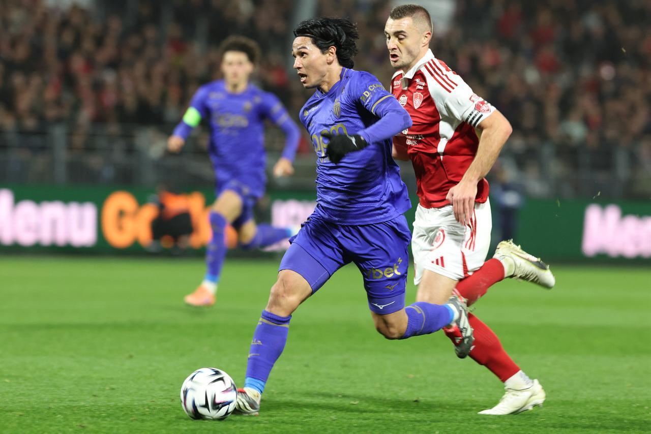 Brest's French defender #05 Brendan Chardonnet (R) and Monaco's Japanese forward #18 Takumi Minamino fight for the ball during the French L1 football match at the Francis-Le-Ble stadium in Brest, western France, December 5, 2025. (AFP Photo)