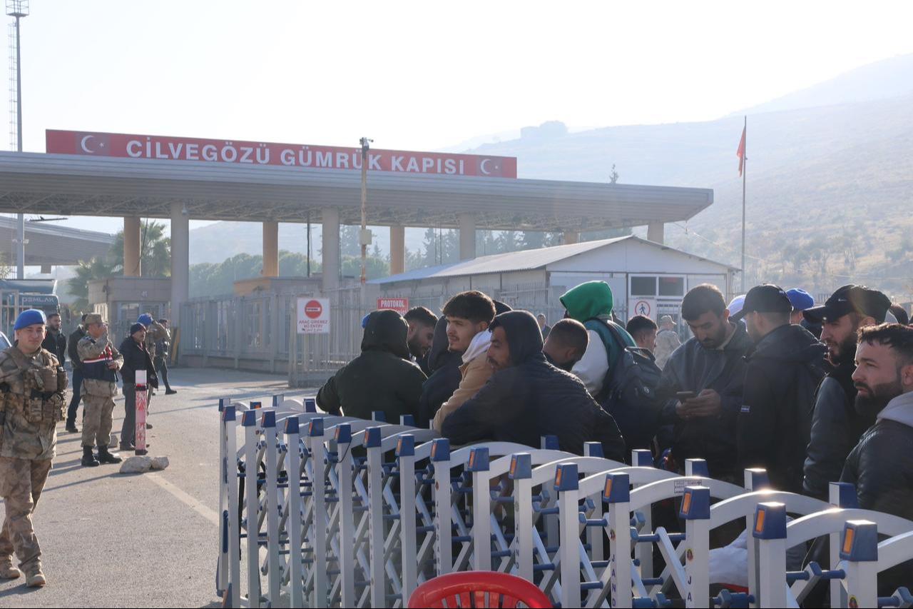 Syrian citizens lines up at the Cilvegozu Border Gate to cross back into their homeland in Reyhanli, Hatay, Türkiye on Dec. 9, 2024. (IHA Photo)