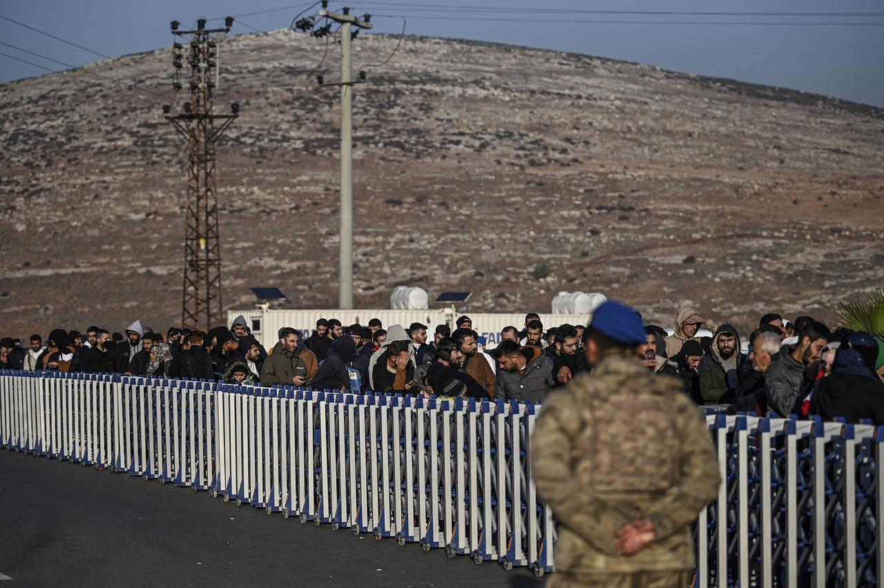 Syrian who lives in Türkiye wait in a queue at Cilvegozu crossborder gate before entering in Syria at Reyhanli district in Hatay, Türkiye, December 9, 2024. (AFP Photo)