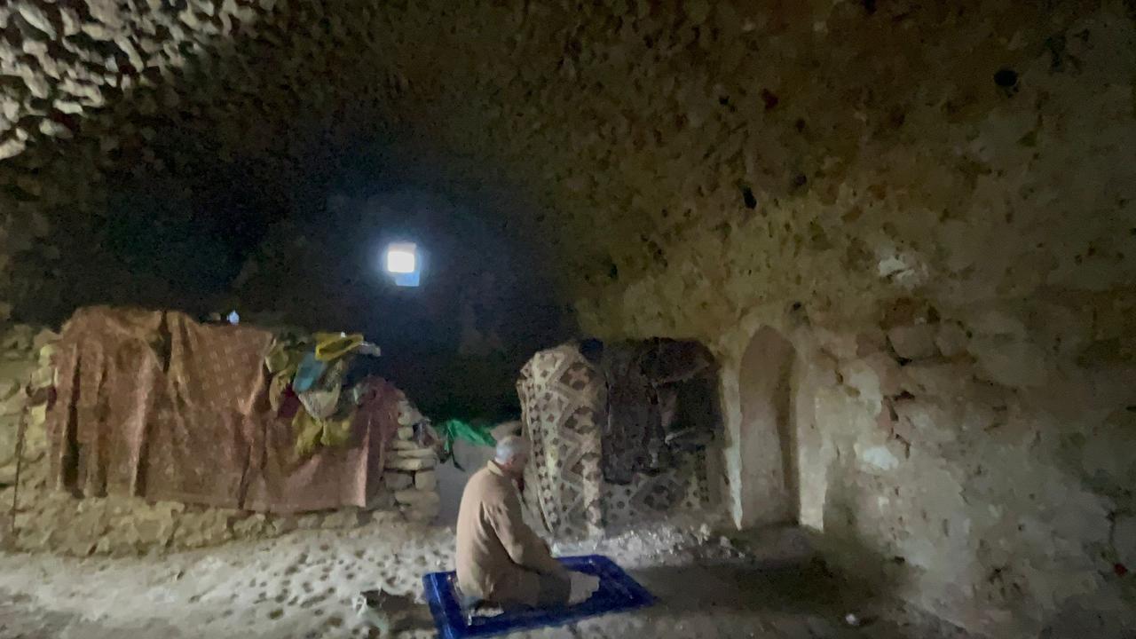 A villager prays on a mat facing the mihrab inside the underground mosque beneath Gomek Plateau in southeastern Türkiye, Dec. 6, 2025. (IHA Photo)