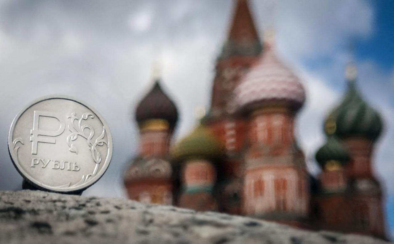 A Russian ruble coin is pictured in front of St. Basil's Cathedral in downtown Moscow on September 12, 2025. (AFP Photo)