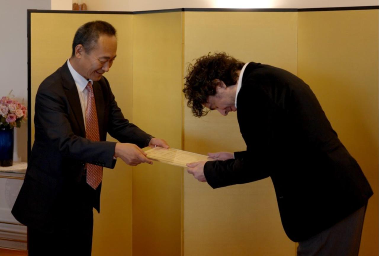 At a ceremony held on Dec. 5, 2025, at the Official Residence of the Consul-General of Japan in Istanbul, chef Sinan Damgacioglu bows as Consul-General Ryoji Iwama presents his Japanese Cuisine “Goodwill Ambassador” certificate. (Photo via Instagram/@sinandamgacioglu)