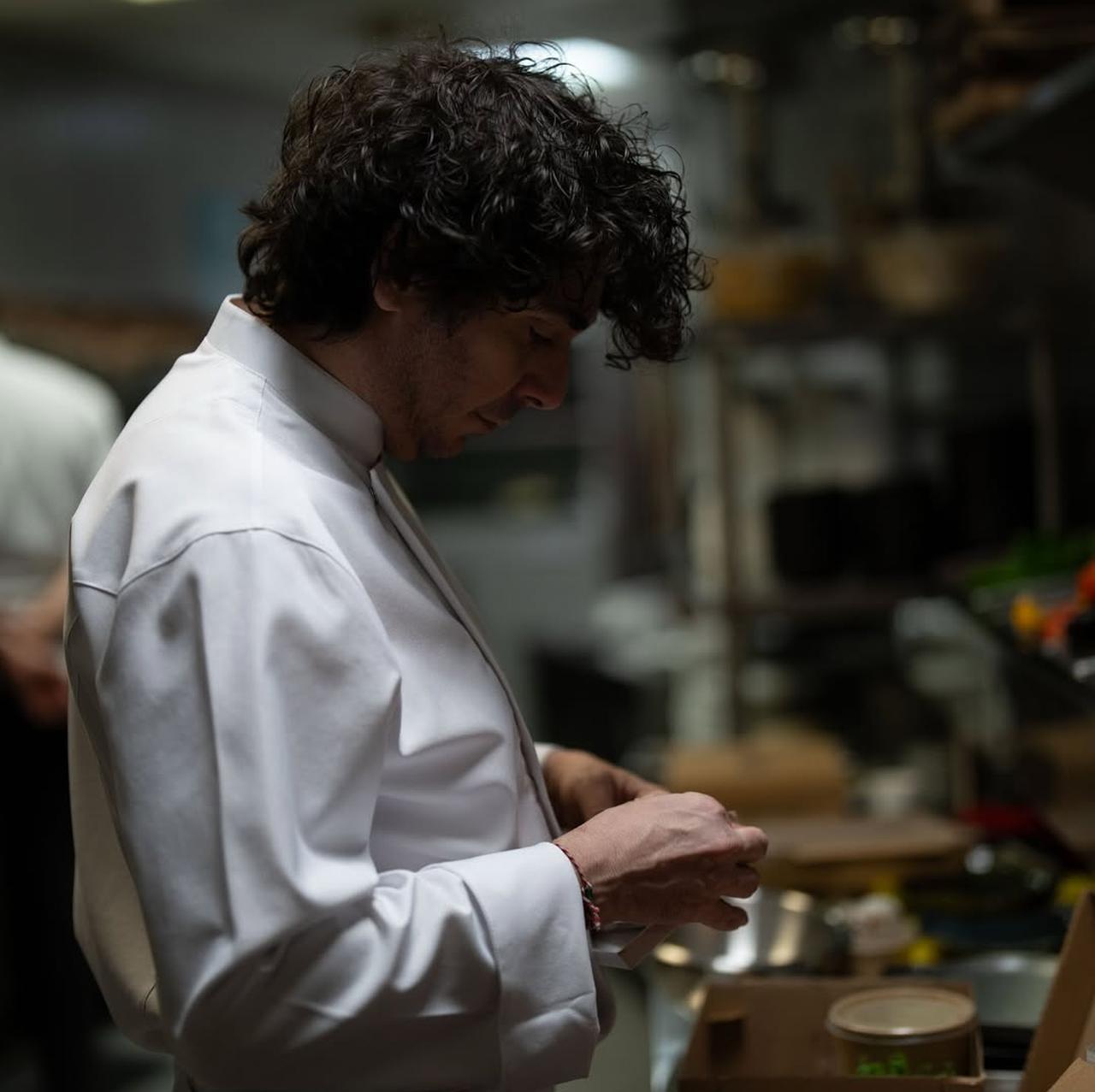 Chef Sinan Damgacioglu prepares ingredients at his workstation in a busy restaurant kitchen, Nov. 6, 2025. (Photo via Instagram/@sinandamgacioglu)