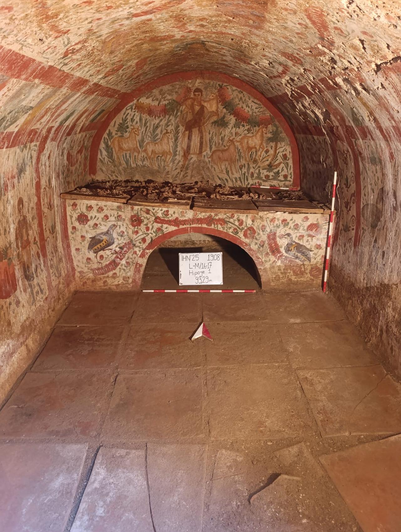 A view of the painted kline in the Iznik chamber tomb, decorated with birds and floral motifs beneath the arch and the Good Shepherd scene above, Dec. 9, 2025. (Photo via Instagram/@arkeolojihaber)