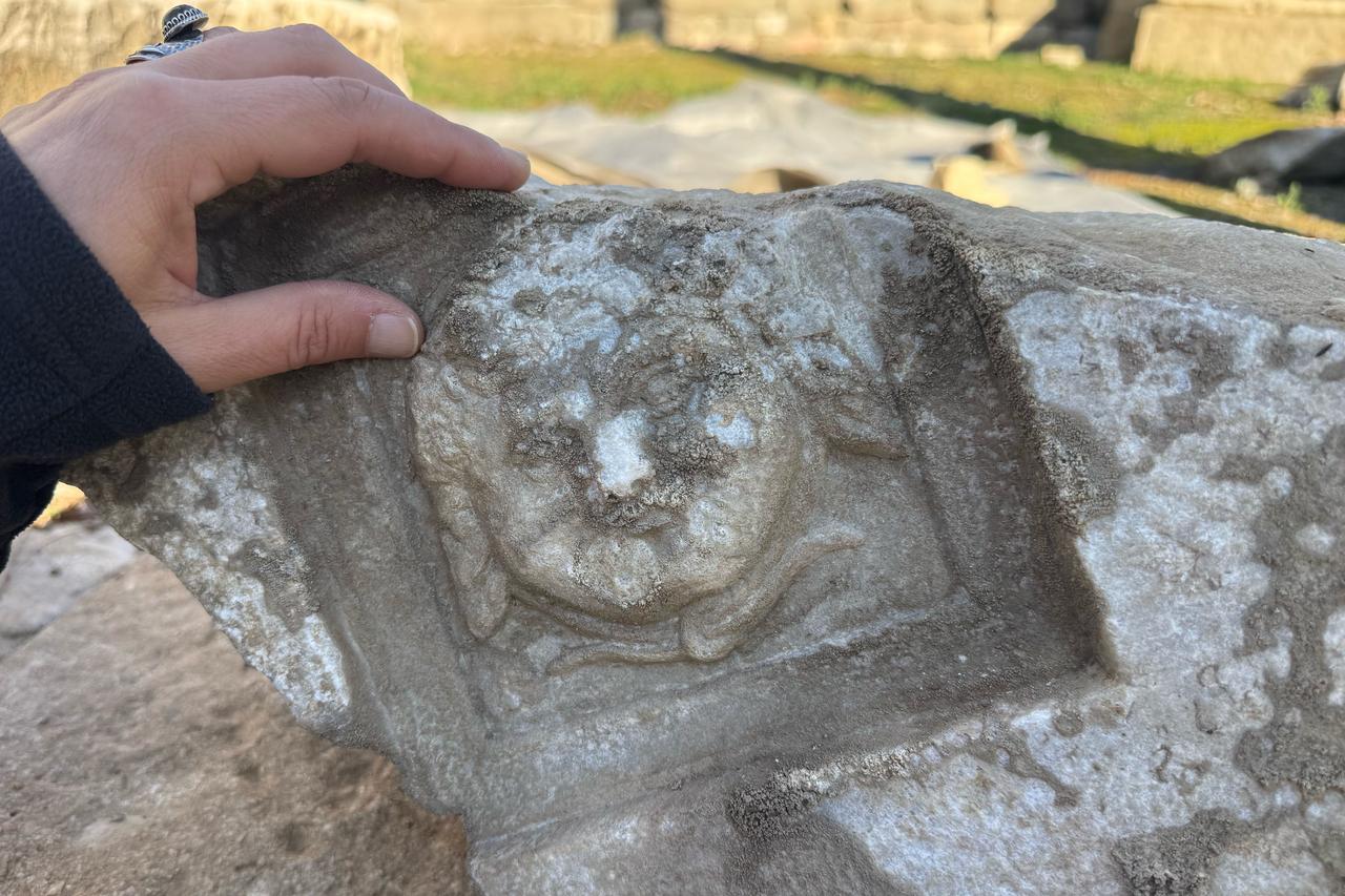 Rare smiling Medusa unearthed in Türkiye's ancient city founded by Queen Amastris