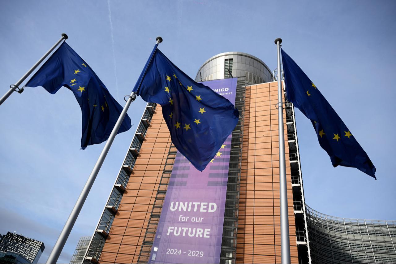 This photograph shows European flags fluttering in front of the Berlaymont building, the EU Commission headquarters in Brussels, December 2, 2025. (AFP Photo)