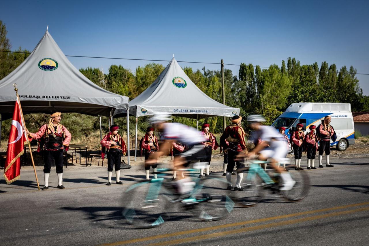 During the 2025 Gran Fondo Baskent bike race held in Ankara, Türkiye, Seymenler—traditional folk guards and dancers—welcome cyclists, Aug. 24, 2025. (Photo via Gran Fondo Baskent team)