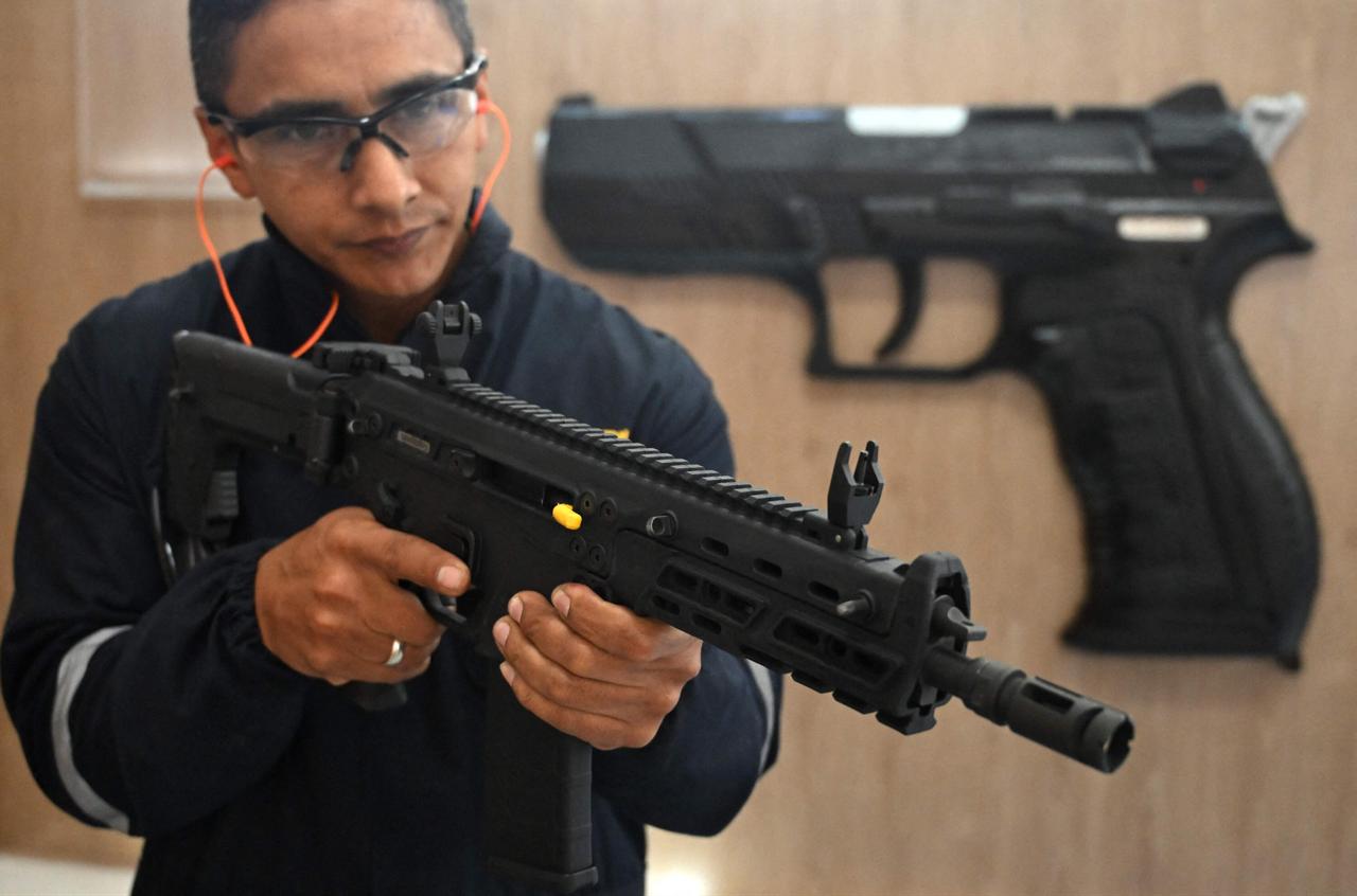 Colombia unveils new rifle Indumil Cordova to replace Israeli Galil after the diplomatic rupture. (AFP Photo)