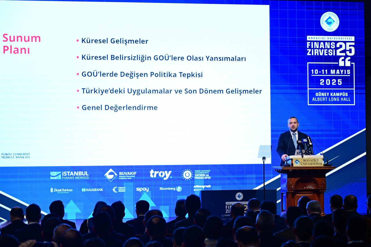 Bo?aziçi Üniversitesinin ev sahipli?inde,  Belirsizlik Ça??nda Finansal Dönü?üm  temas?yla düzenlenen, para politikas?, bankac?l?k, yat?r?m dinamikleri, finansal teknolojiler ve dijital dönü?üm gibi ba?l?klarda çok say?da üst düzey ismi bulu?turan Finans Zirvesi 2025 ba?lad?. Türkiye Cumhuriyet Merkez Bankas? (TCMB) Ba?kan? Fatih Karahan, Bo?aziçi Üniversitesi Güney Kampüsündeki Albert Long Hallda gerçekle?tirilen zirvede konu?ma yapt?. ( Abdülhamid Ho?ba? - Anadolu Ajans? )