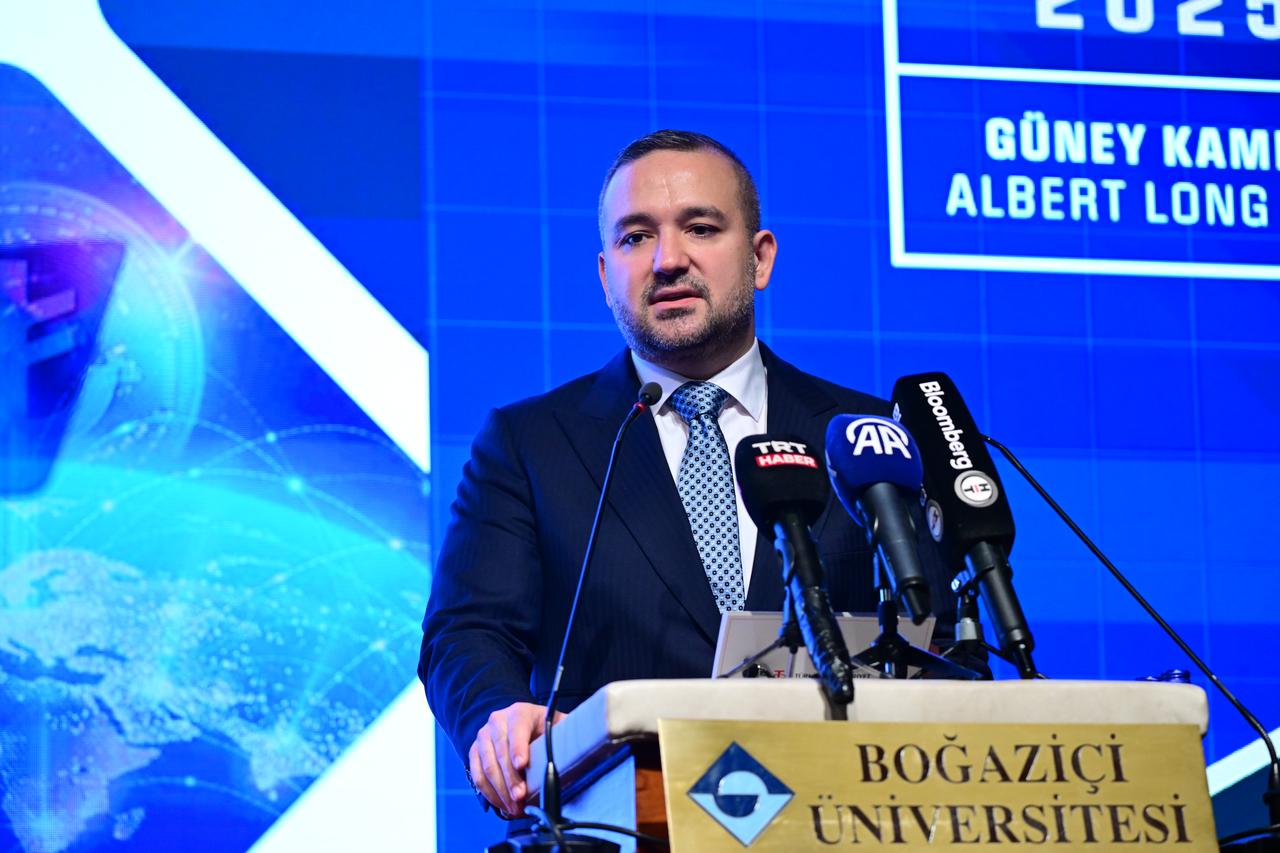 Bo?aziçi Üniversitesinin ev sahipli?inde,  Belirsizlik Ça??nda Finansal Dönü?üm  temas?yla düzenlenen, para politikas?, bankac?l?k, yat?r?m dinamikleri, finansal teknolojiler ve dijital dönü?üm gibi ba?l?klarda çok say?da üst düzey ismi bulu?turan Finans Zirvesi 2025 ba?lad?. Türkiye Cumhuriyet Merkez Bankas? (TCMB) Ba?kan? Fatih Karahan, Bo?aziçi Üniversitesi Güney Kampüsündeki Albert Long Hallda gerçekle?tirilen zirvede konu?ma yapt?. ( Abdülhamid Ho?ba? - Anadolu Ajans? )