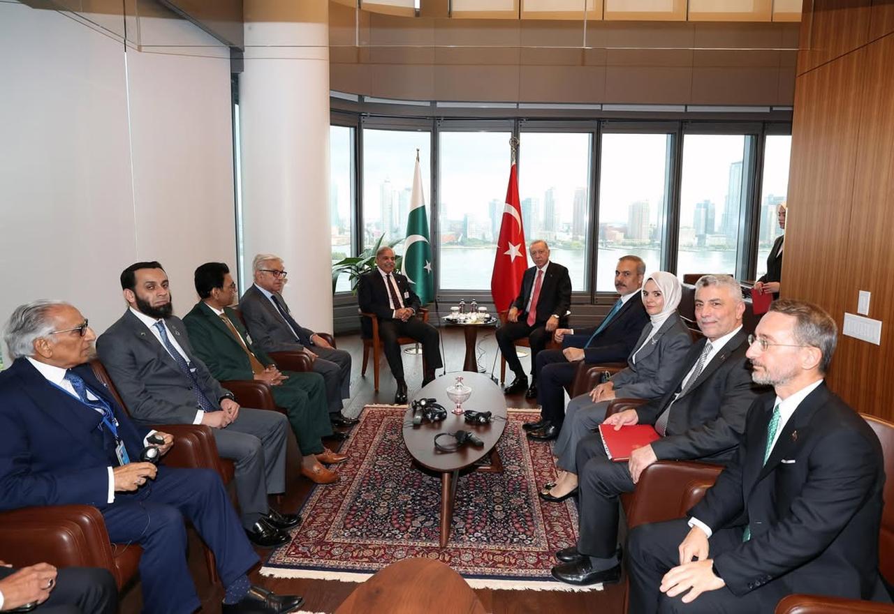 President Erdogan meets with Pakistani Prime Minister Shehbaz Sharif in New York, United States on Sept. 25, 2024. (Photo via Türkiye Directorate of Communications)