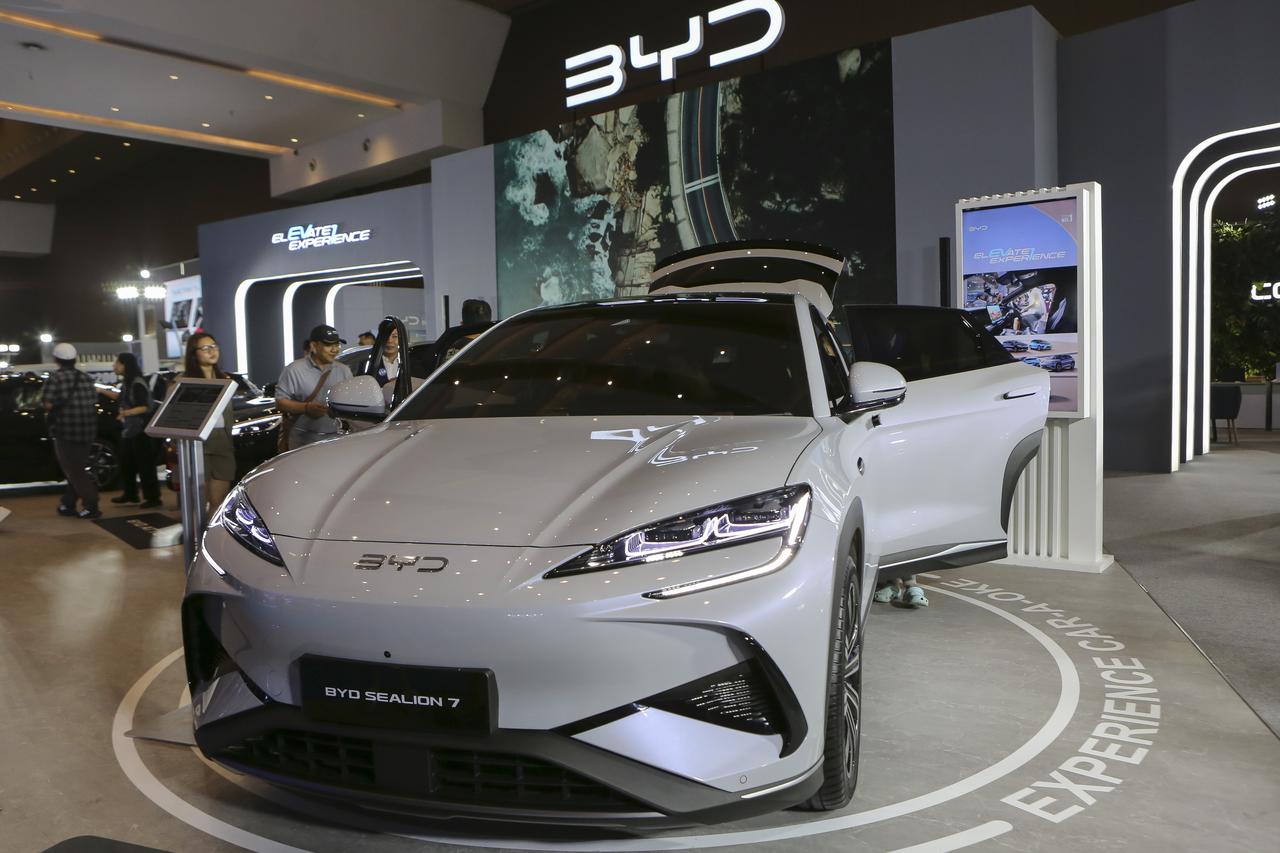 JAKARTA, INDONESIA - MAY 04: The BYD Sealion 7 on display during the Periklindo Electric Vehicle Show (PEVS) 2025 in Jakarta, Indonesia, on May 04, 2025. The event features a wide range of brands, including BMW, BYD, Chery, Hyundai, MAB, Mazda, Mini, Mitsubishi, Morris Garages, Denza, DFSK, Seres, and Wuling. In addition to showcasing the latest in electric car technology, the exhibition offers visitors attractive promotions such as government subsidies, low-interest installment plans, and complimentary charging packages. ( Agoes Rudianto  - Anadolu Agency )