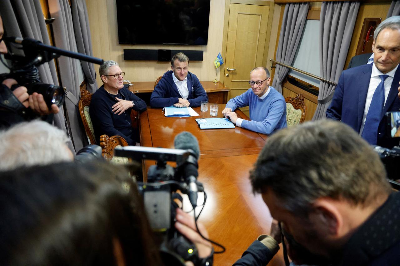 France's President Emmanuel Macron (C), Britain's Prime Minister Keir Starmer (L) and German Chancellor Friedrich Merz (R) address the media ahead of a trilateral meeting on board a train to Kyiv, in Shegyni, Ukraine, on May 9, 2025. (AFP Photo)