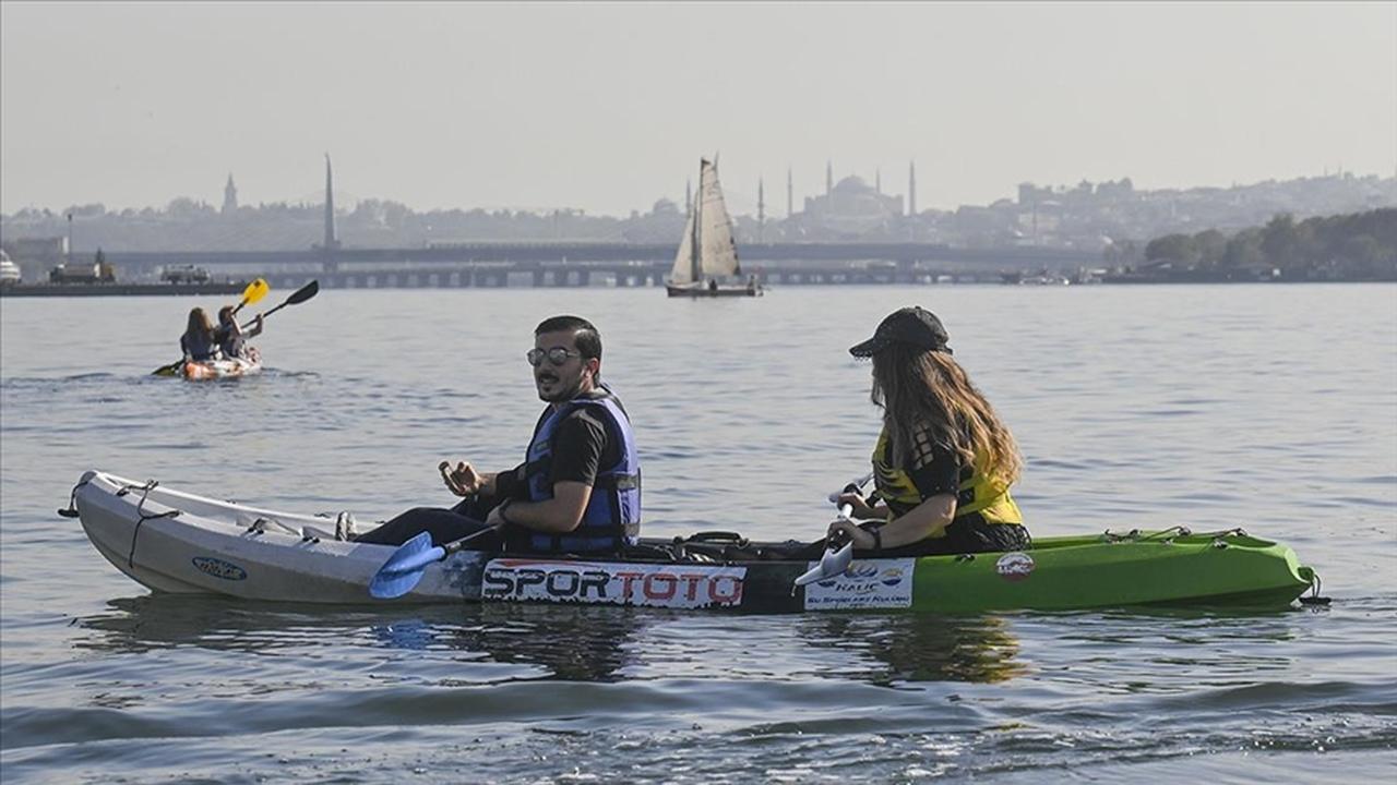 Two people are canoeing in the Golden Horn. (AA Photo)