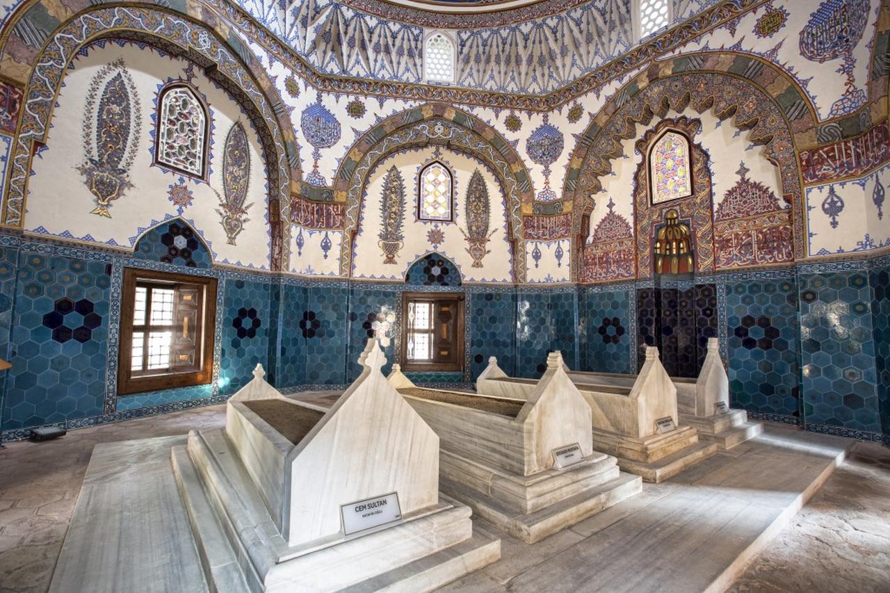 Mausoleum of Prince Cem (L) in Bursa, Türkiye. (Photo via gotobursa.com.tr)