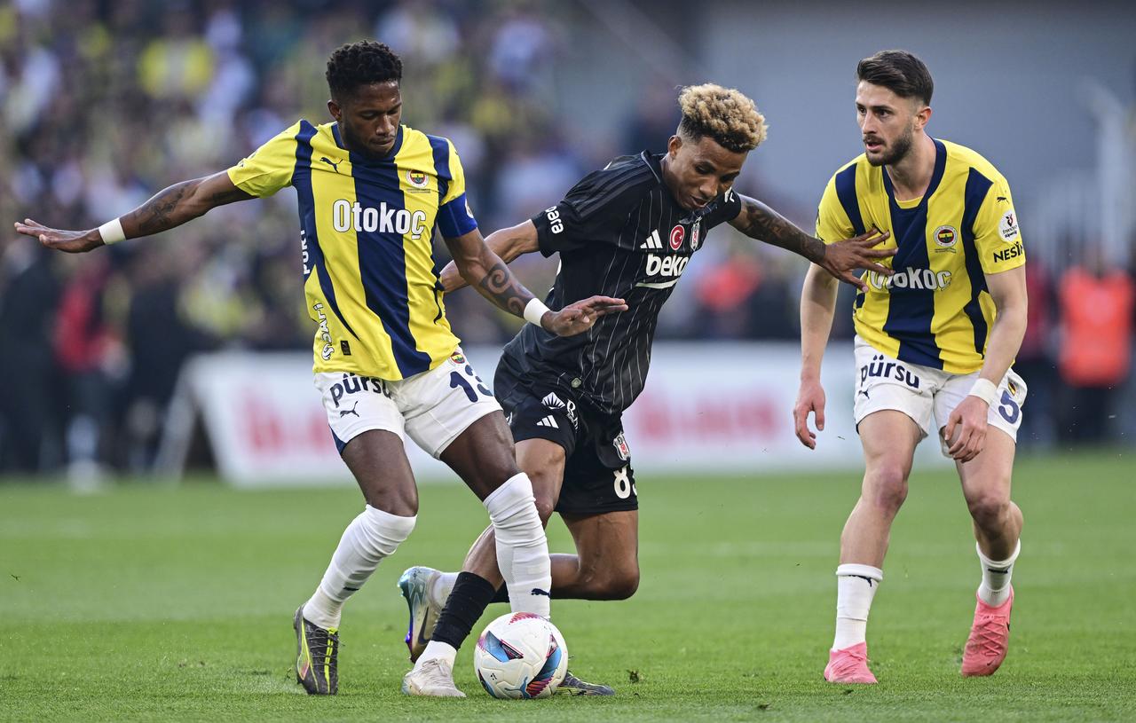 Fred (13) of Fenerbahce challenges Gedson Fernandes (83) of Besiktas during the Turkish Super Lig Week 34 match between Fenerbahce and Besiktas at Ulker Stadium in Istanbul, Turkiye on May 4, 2025. (AA Photo)