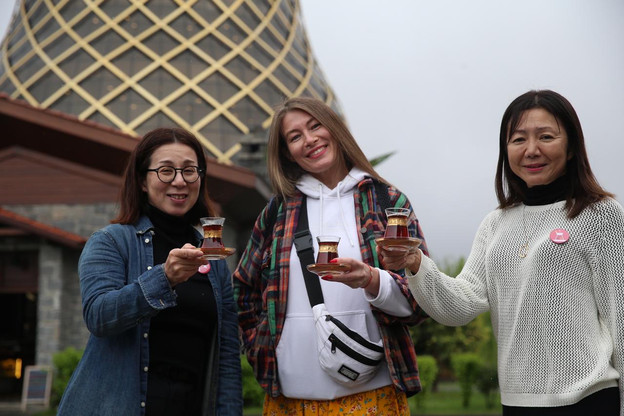 As part of an initiative to enhance the brand recognition of Turkish tea, Yumika Arita, the first "Turkish tea brewing master" selected in Japan, brewed and served tea to participants in Rize, Türkiye, May 13, 2025. (AA Photo)