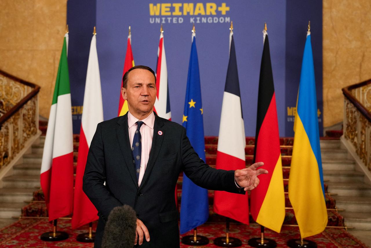 Polands Foreign Affairs Minister Radoslaw Sikorski speaks to the media as he arrives to attend talks of the  Weimar+  group focused on Ukraine and the future of European security at Lancaster House in London, on May 12, 2025. The UK hosts European ministers for  critical  talks on  repelling Russian aggression , two days after Ukraines allies demanded that Moscow accept a ceasefire. (Photo by Carlos Jasso / POOL / AFP)