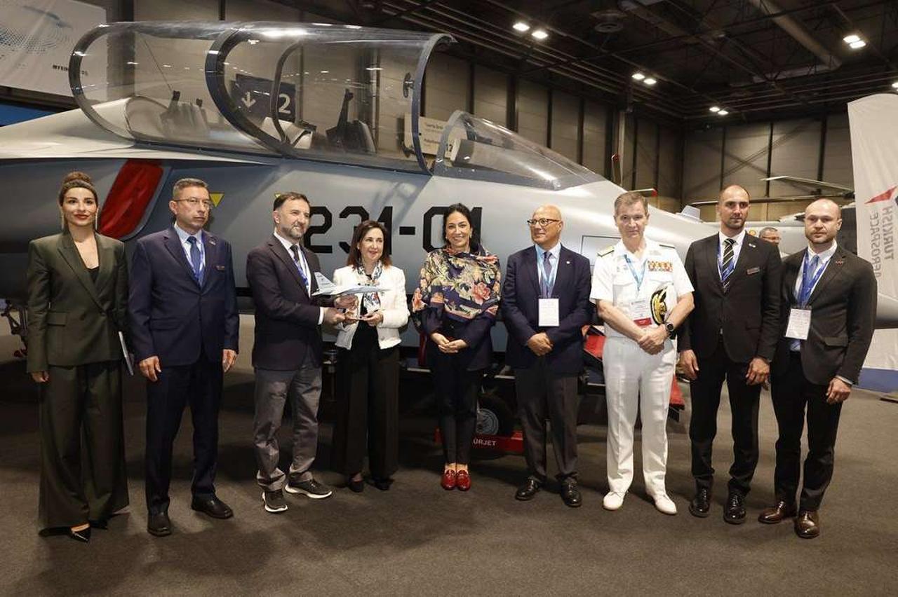 TAI's Hurjet at FEINDEF'25 in Spain along with officials from Türkiye and Spain, accessed on 13 May, 2025. (Photo via Avion Revue)