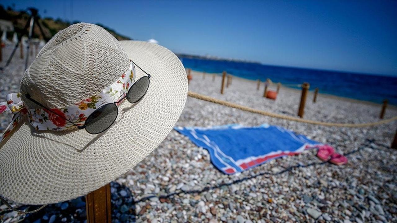 A sunhat and sunglasses rest on a rope post at a beach in Antalya, Türkiye, accessed on May 13, 2025. (AA Photo)