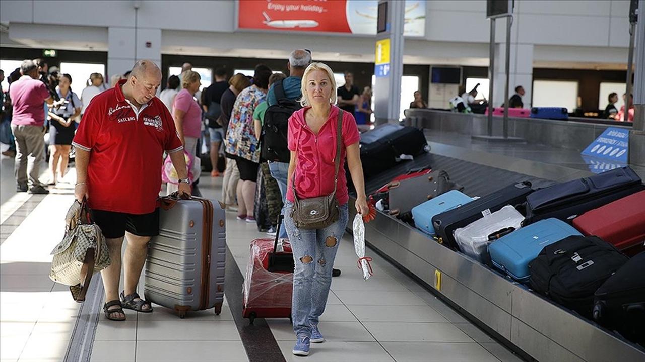 Tourists collect their luggage at Antalya Airport in Türkiye, accessed on May 13, 2025. (AA Photo)