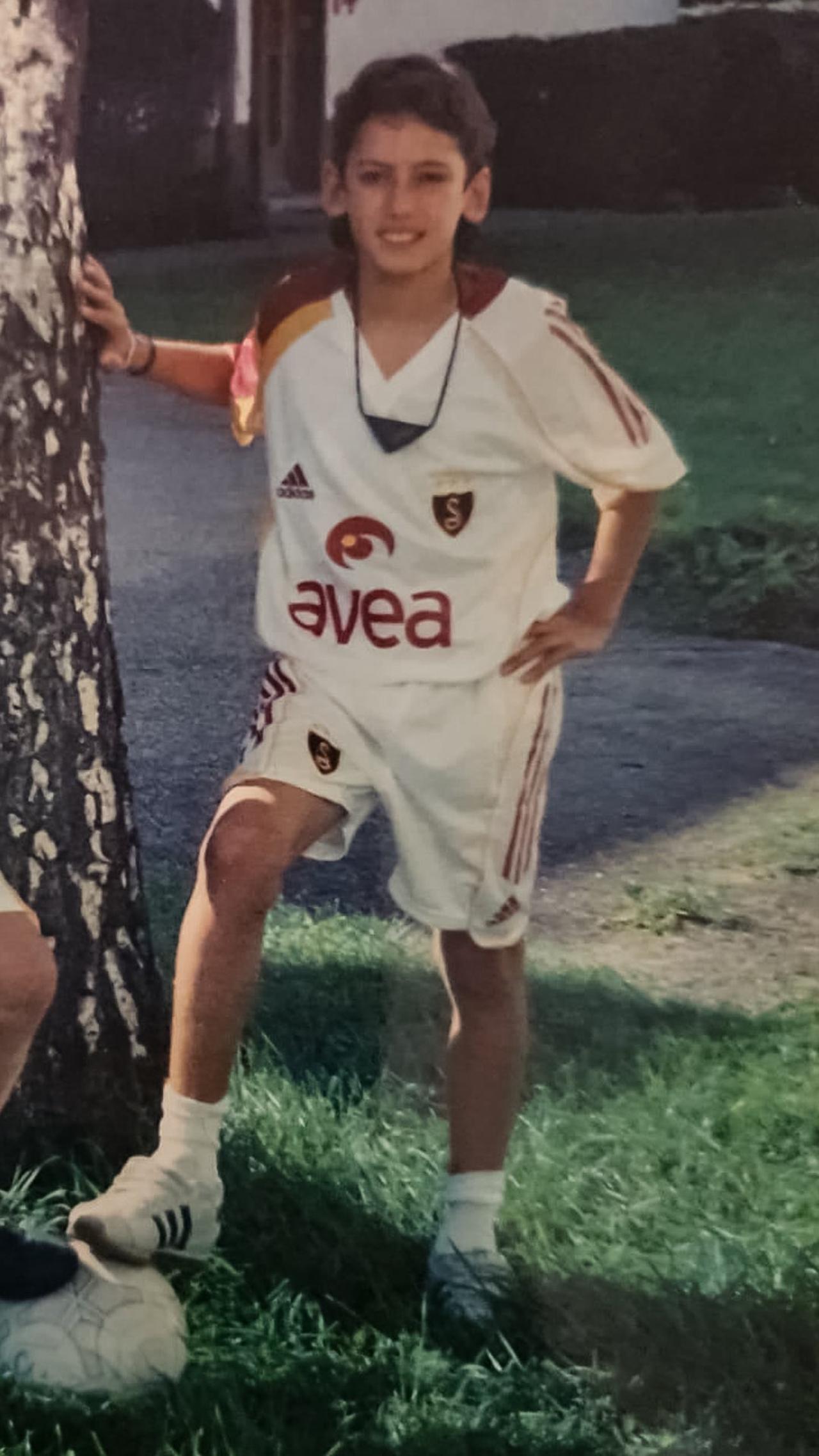 Calhanoglu is known for being a Galatasaray fan in his childhood. (X/@hakanc10))