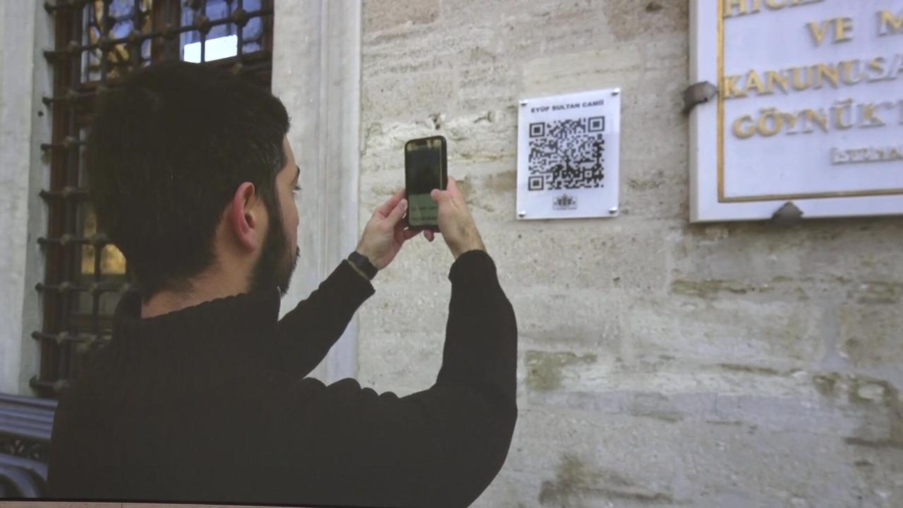 A citizen who took advantage of the service by scanning the QR code in Eyup Sultan Mosque, one of the historical mosques in Istanbul, Türkiye, 2025. (IHA Photo)